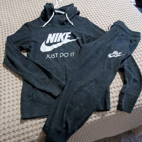 Nike Other - Nike athleisure set, size small.